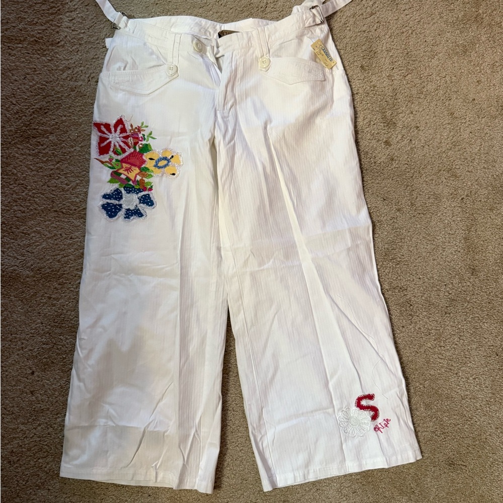 Designer whit Chipie pants.